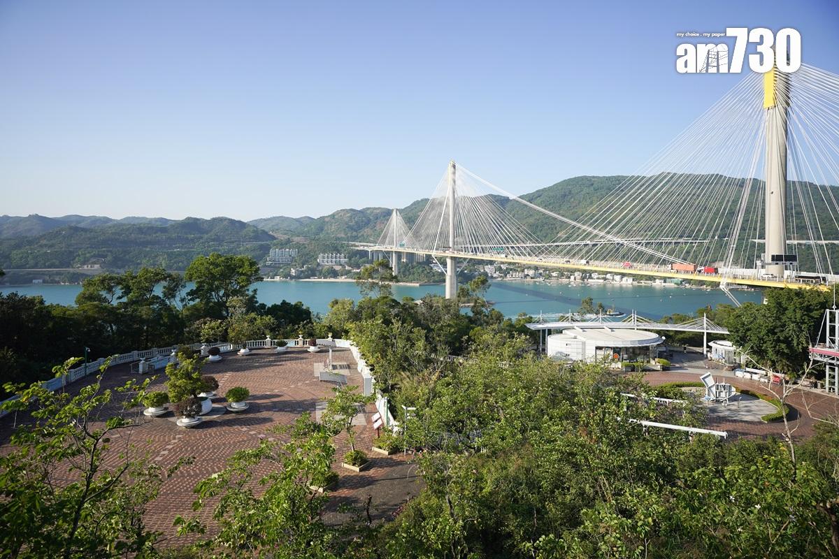 青嶼幹線觀景台第二層有較大空間供創意發揮。(李睿哲攝)