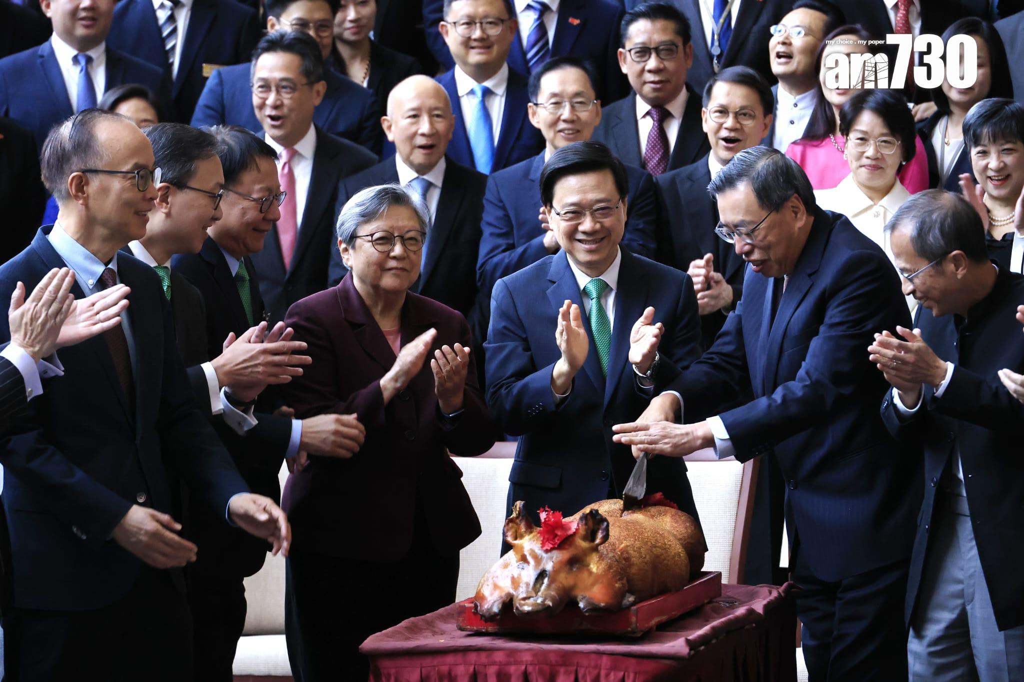 立法會議員、官員等在午宴前拍攝大合照(林俊源攝)