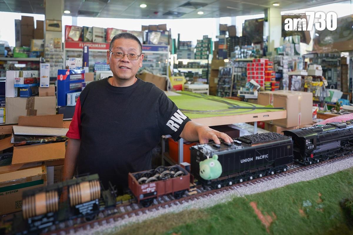 青嶼幹線觀景台現設有一間專賣鐵路模型的店舖,圖為店舖負責人。(李睿哲攝)