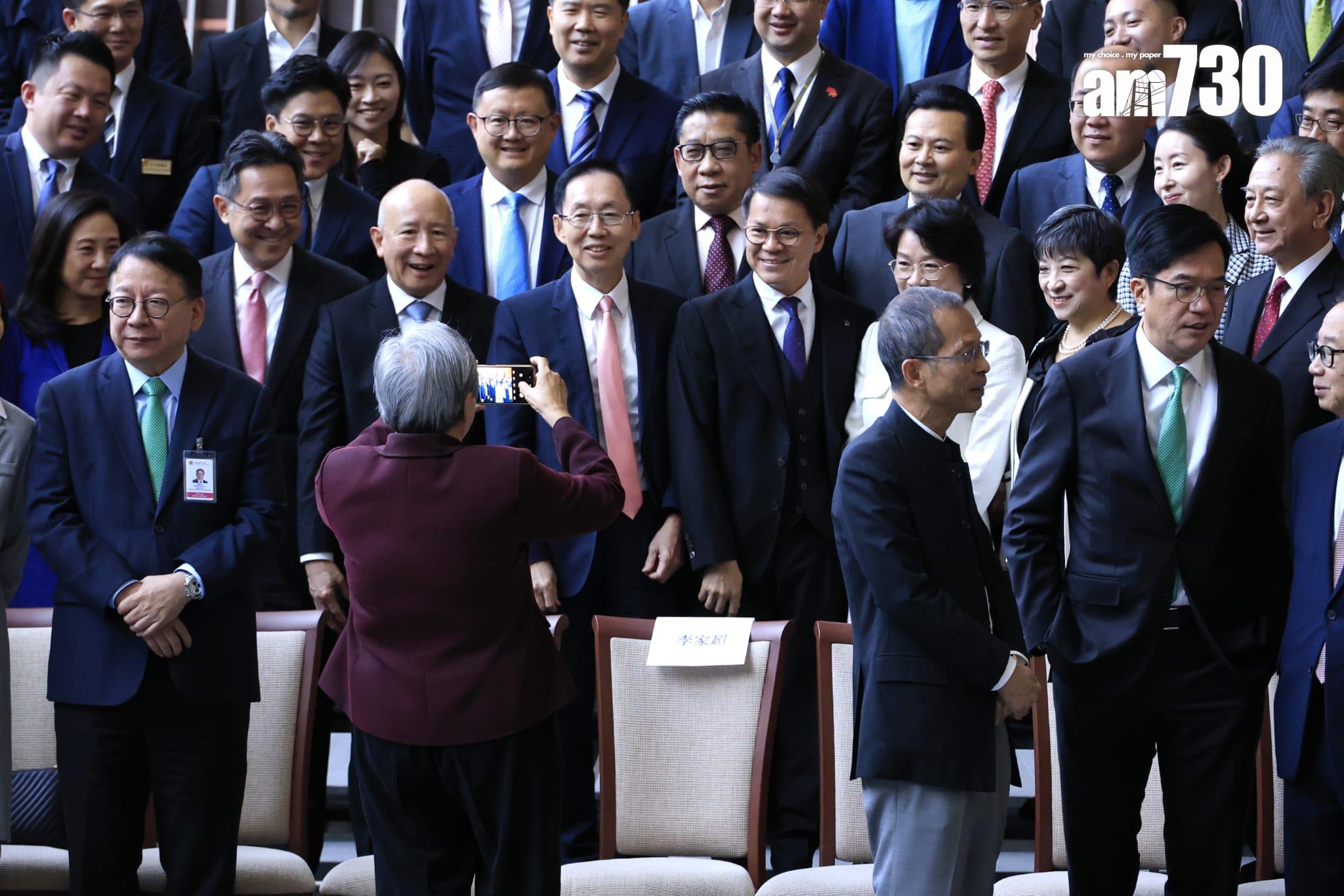 立法會議員、官員等在午宴前拍攝大合照(林俊源攝)