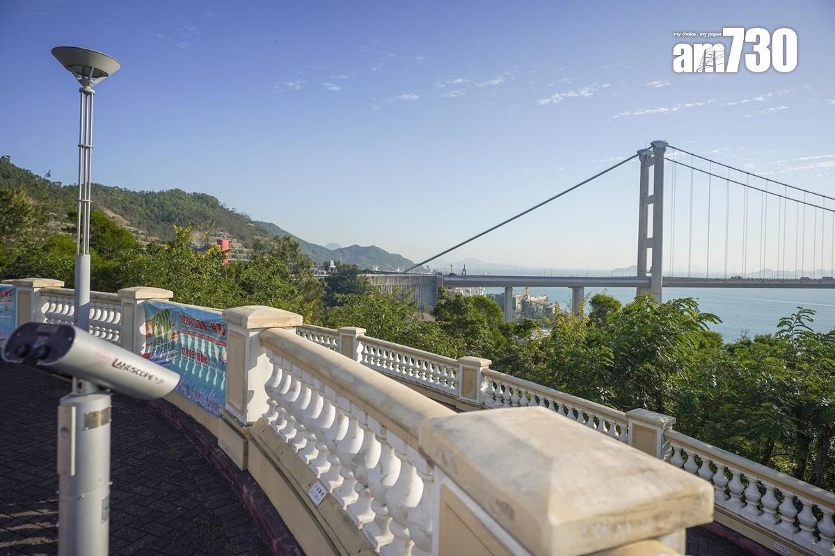 青嶼幹線觀景台頂層設有免費的望遠鏡。(李睿哲攝)