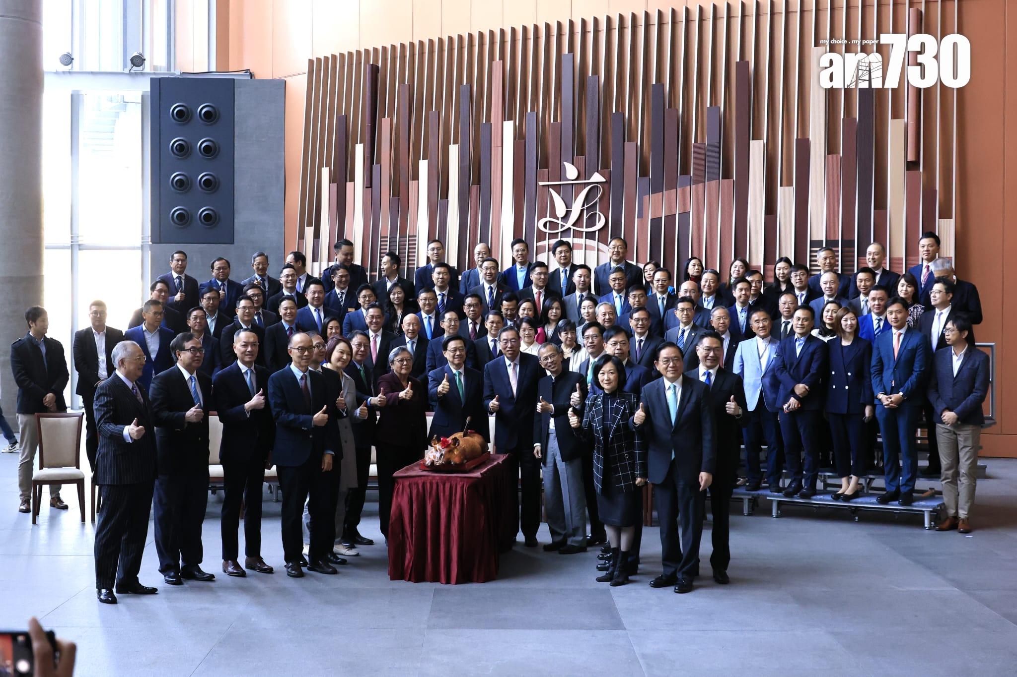 立法會議員、官員等在午宴前拍攝大合照(林俊源攝)