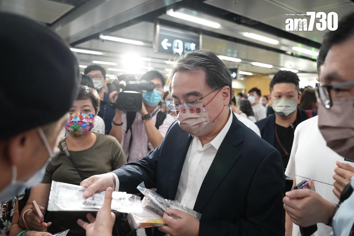 金澤培於屯馬綫全線通車當日,到場向乘客派發紀念品。(資料圖片/陳奕釗攝)