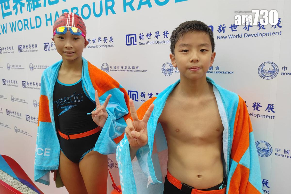 Adien(右)和嘉嘉(左)均是首次參加渡海泳。(李朗僑攝)