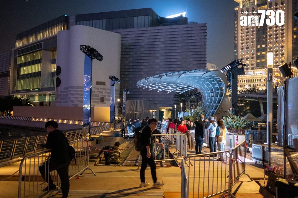 星光大道將因應LV舉行時裝展而暫時封閉,現場正有工人搭建舞台。(陳奕釗攝)