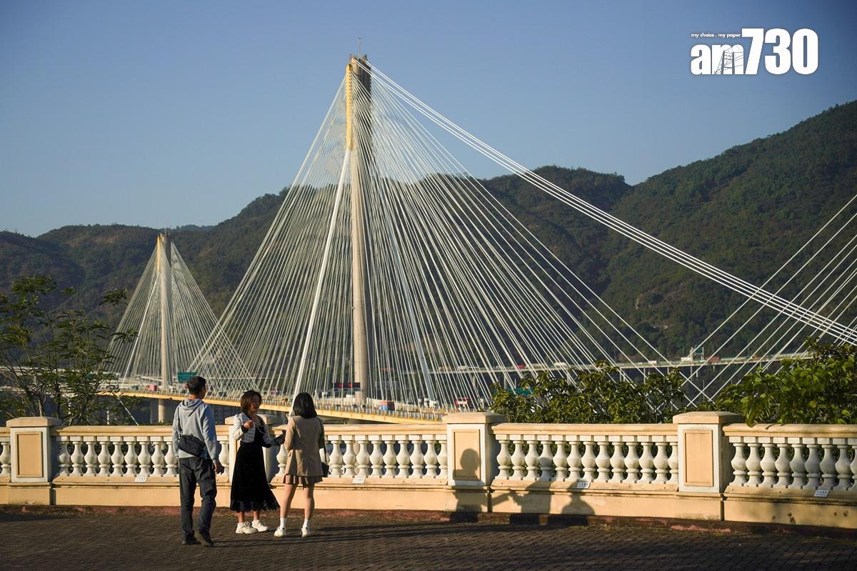 在青嶼幹線觀景台可一覽汀九橋和海景。(李睿哲攝)