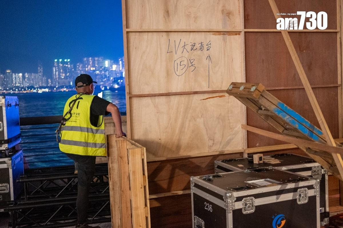 星光大道將因應LV舉行時裝展而暫時封閉,現場正有工人搭建舞台。(陳奕釗攝)