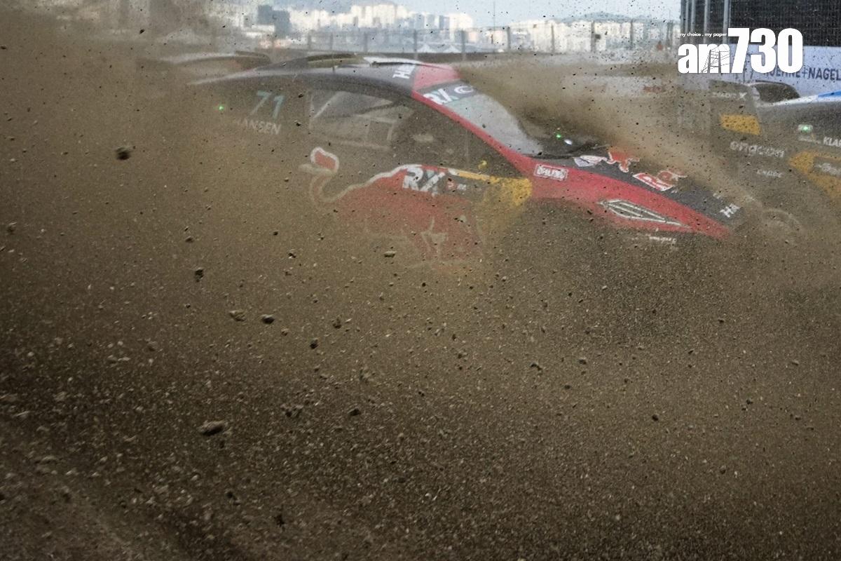 FIA越野車錦標賽的沙地賽道,每當車手經過都塵土飛揚。(李睿哲攝)