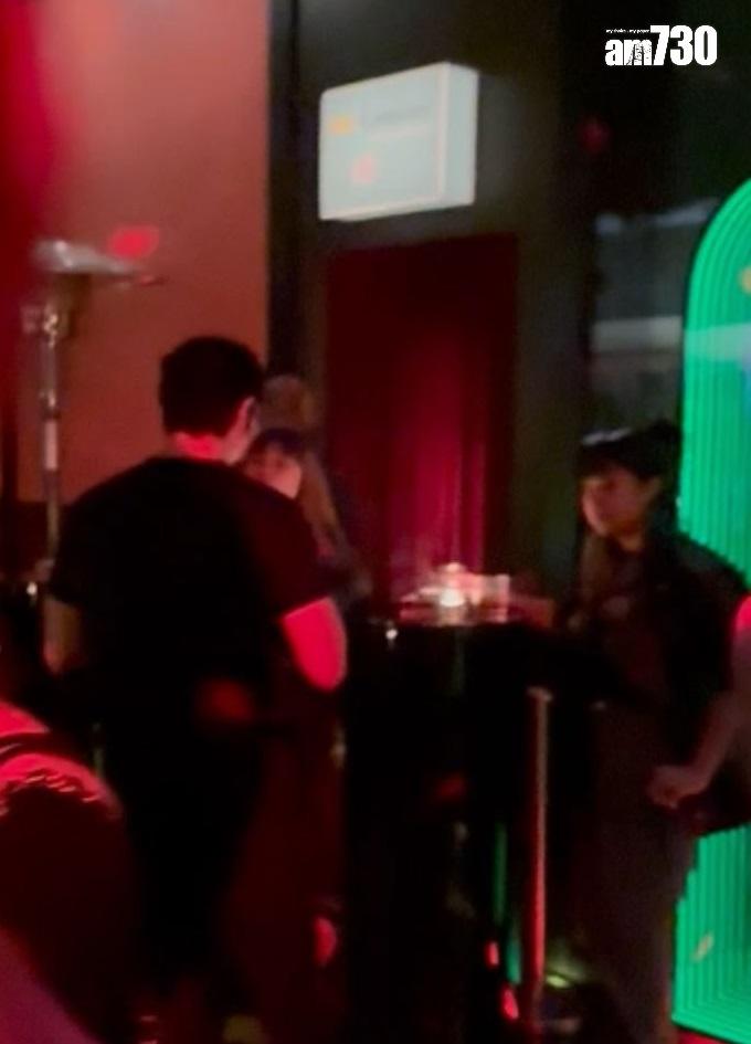 Mile獲兩名女性工作人員護駕。