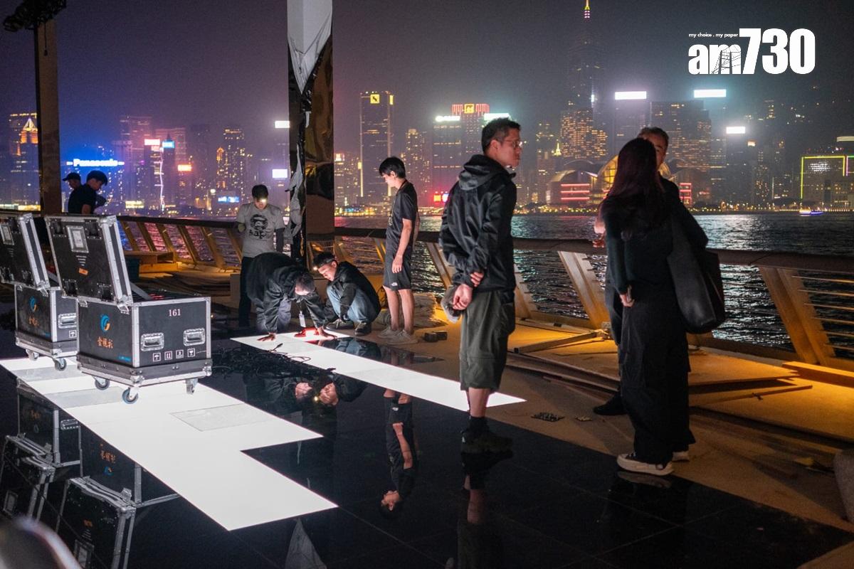 星光大道將因應LV舉行時裝展而暫時封閉,現場正有工人搭建舞台。(陳奕釗攝)