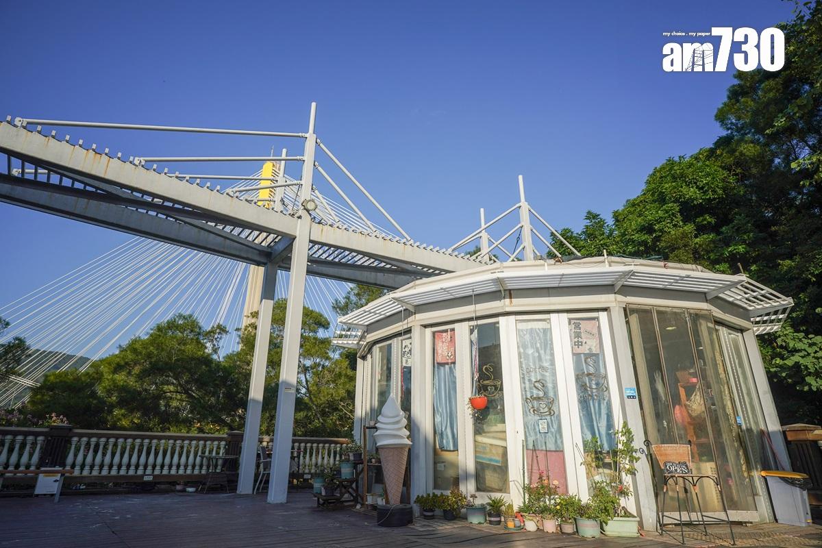 青嶼幹線觀景台有店舖可出售預熱食物。(李睿哲攝)