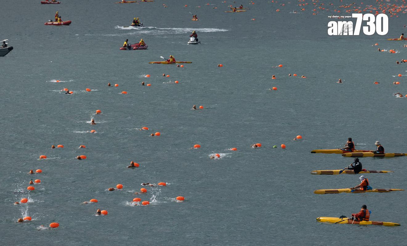 維港渡海泳今日早上舉行,大會安排獨木舟巡邏。(蘇文傑攝)