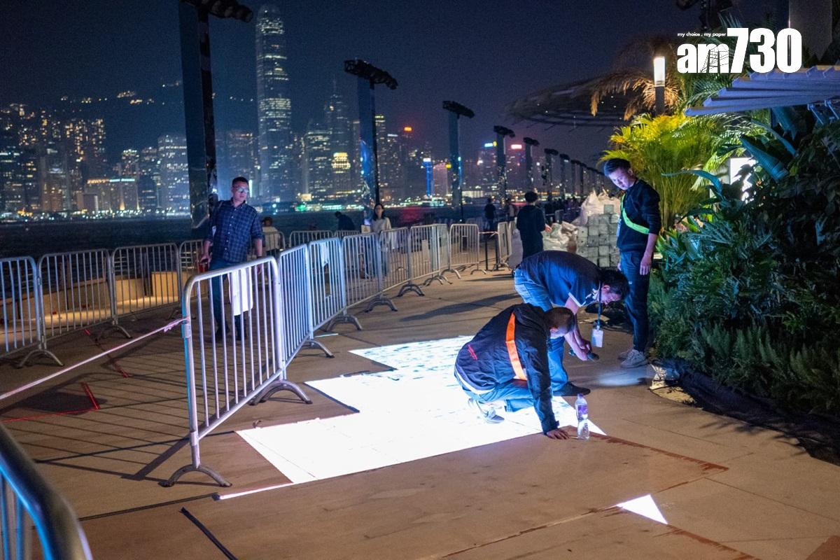 星光大道將因應LV舉行時裝展而暫時封閉,現場正有工人搭建舞台。(陳奕釗攝)