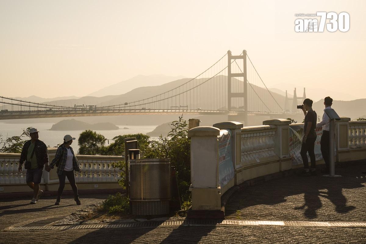 在青嶼幹線觀景台可一覽青馬大橋和海景。(李睿哲攝)
