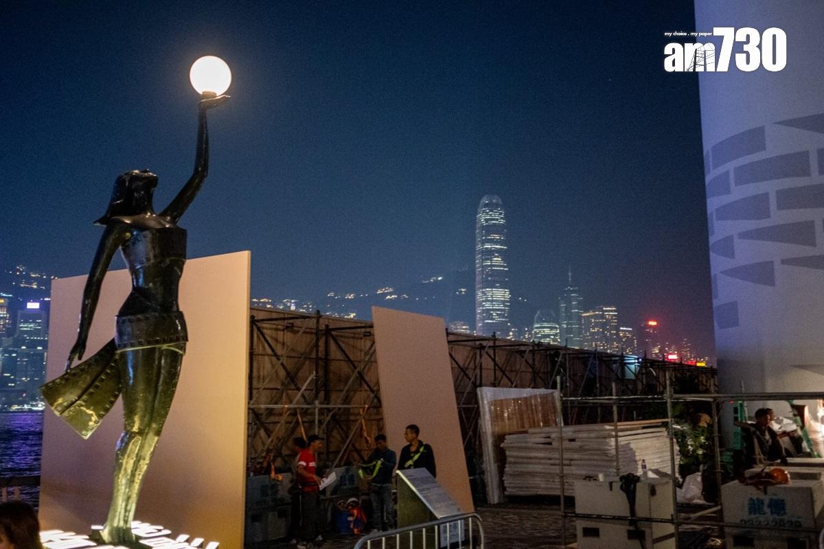 星光大道將因應LV舉行時裝展而暫時封閉,現場正有工人搭建舞台。(陳奕釗攝)