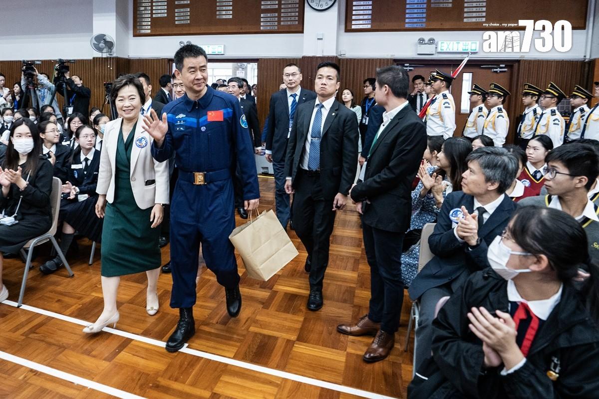 陳冬(前排右)和教育局局長蔡若蓮(前排左)等人,進入交流活動會場。(中新社)