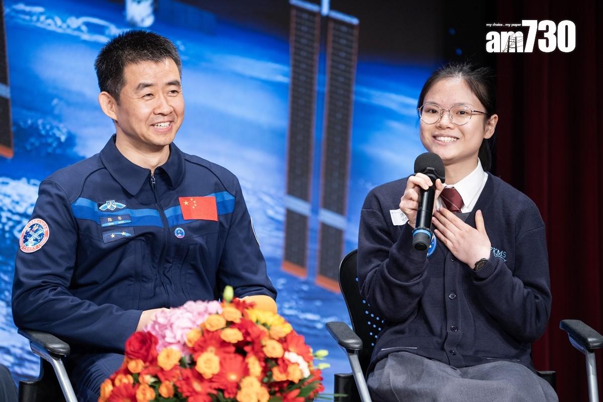 陳冬(左)和曾有「太空書信」往來的培僑中學學生陳蔓琳(右)交流。(中新社)