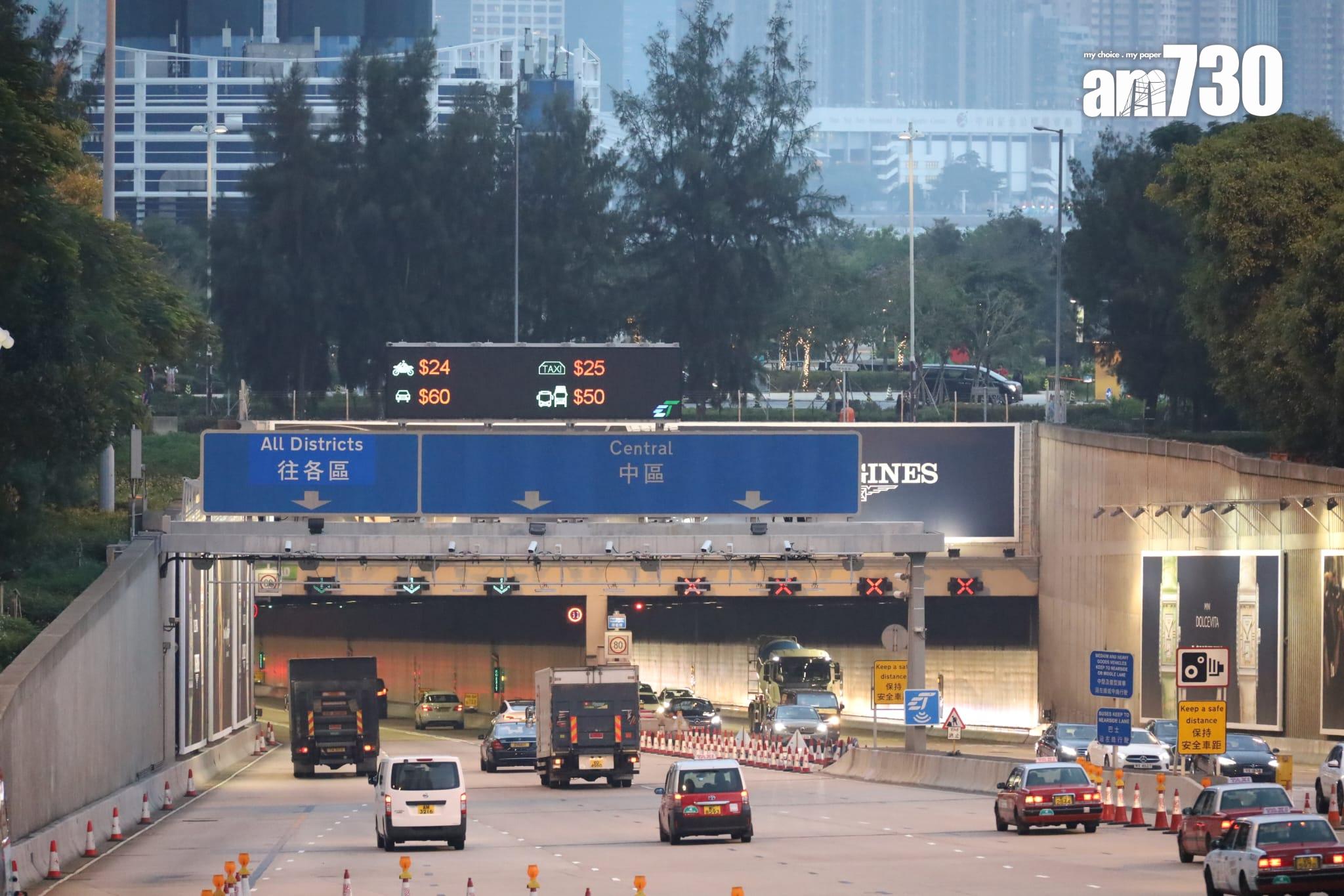 西隧的服務承辦商在今早10時至11時間,人為錯誤使用舊版收費表,導致當時通過西隧的車輛被收錯車費,共4,700架車次受影響。(鍾式明攝)