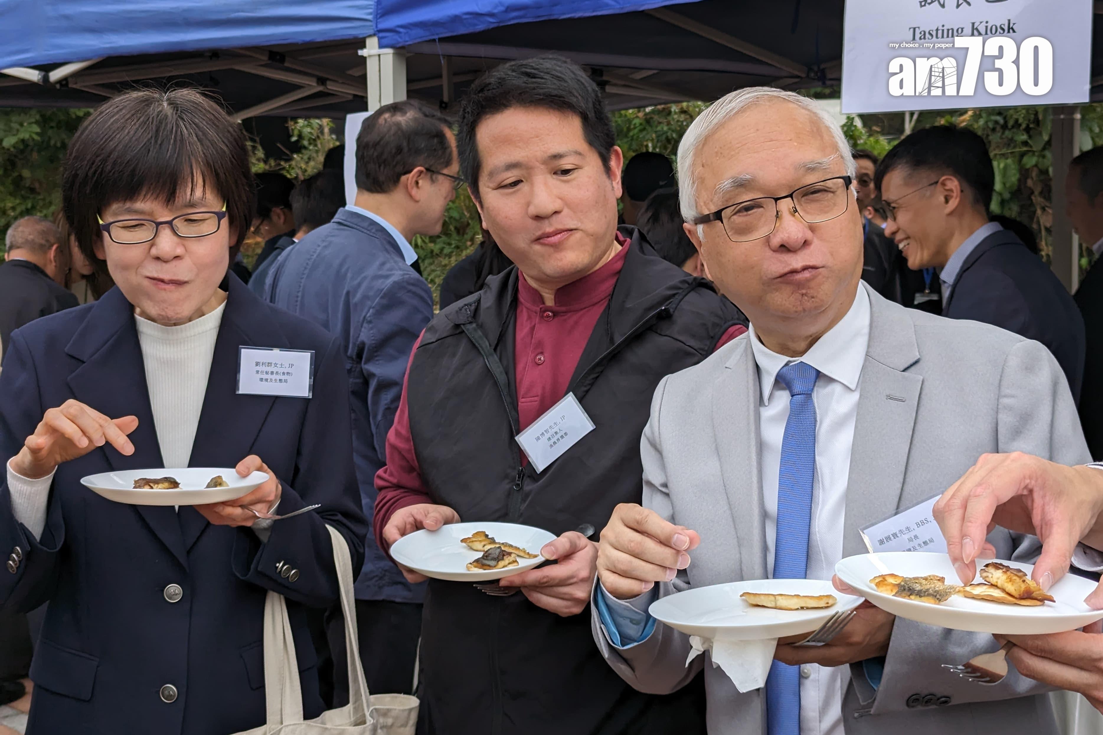 官員在場試食本地農產品(羅庸軒攝)