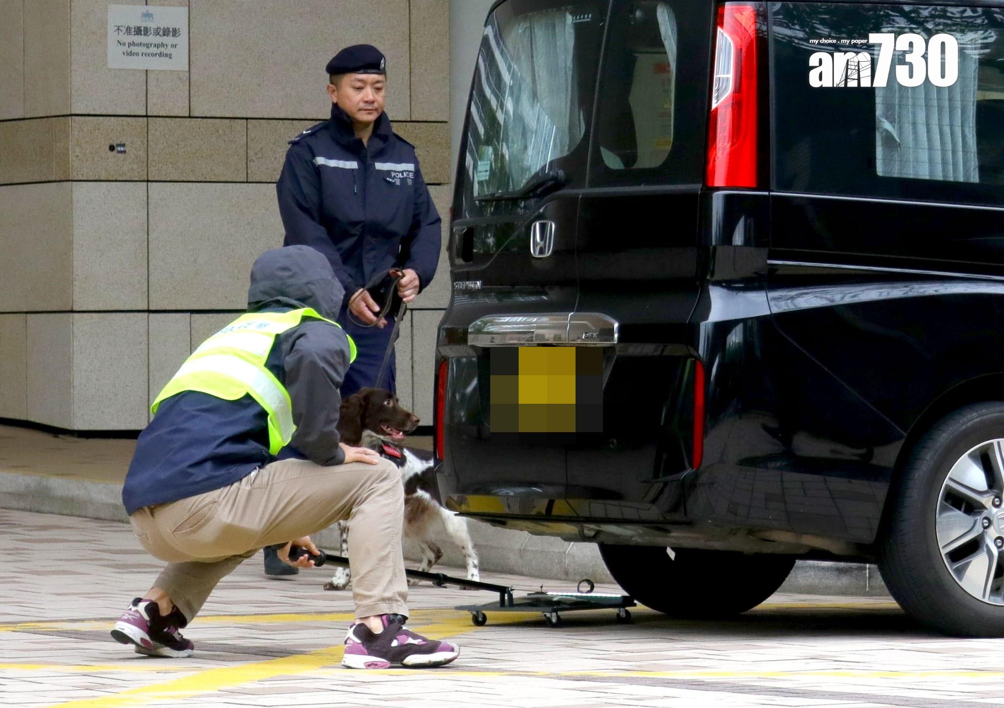 警方逐一檢測進入法院車輛的車底。(鍾式明攝)