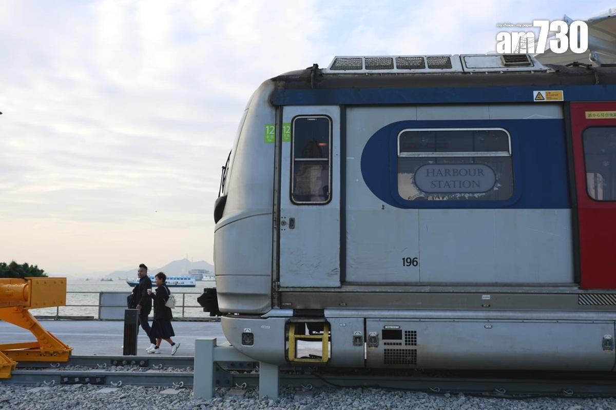 東鐵綫「烏蠅頭」列車已經過海去灣仔「海濱站」。(林俊源攝)
