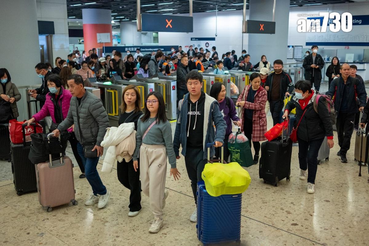 在一連四日聖誕節長假期的最後一日,大批市民乘搭高鐵回港。(陳奕釗攝)