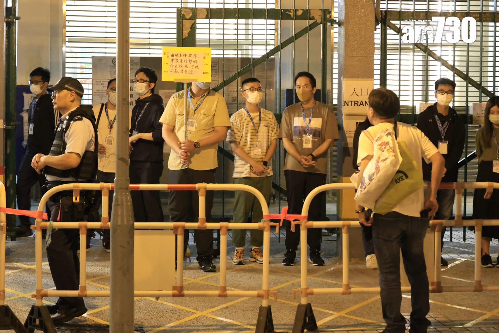 多個票站電子選民登記系統故障。(林俊源攝)