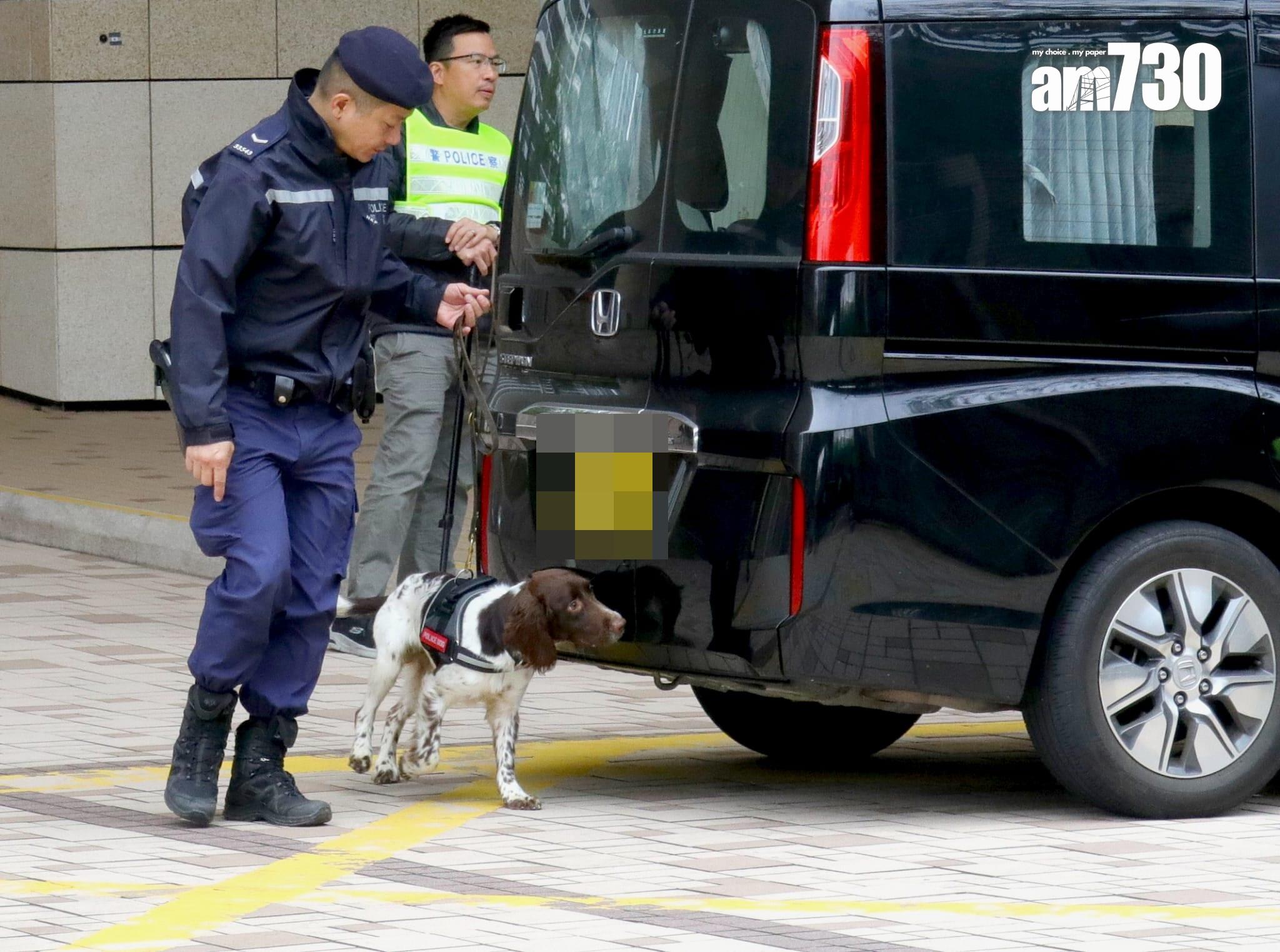 警方逐一檢測進入法院車輛的車底。(鍾式明攝)