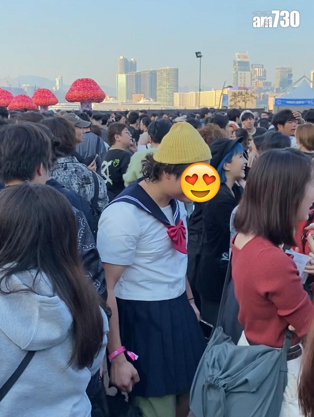 有男歌迷模仿偶像穿上日本校服裙到場睇騷。