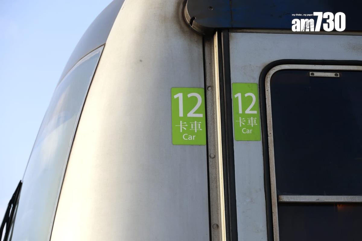 展出嘅「烏蠅頭」列車有保留營運時嘅標貼。(林俊源攝)