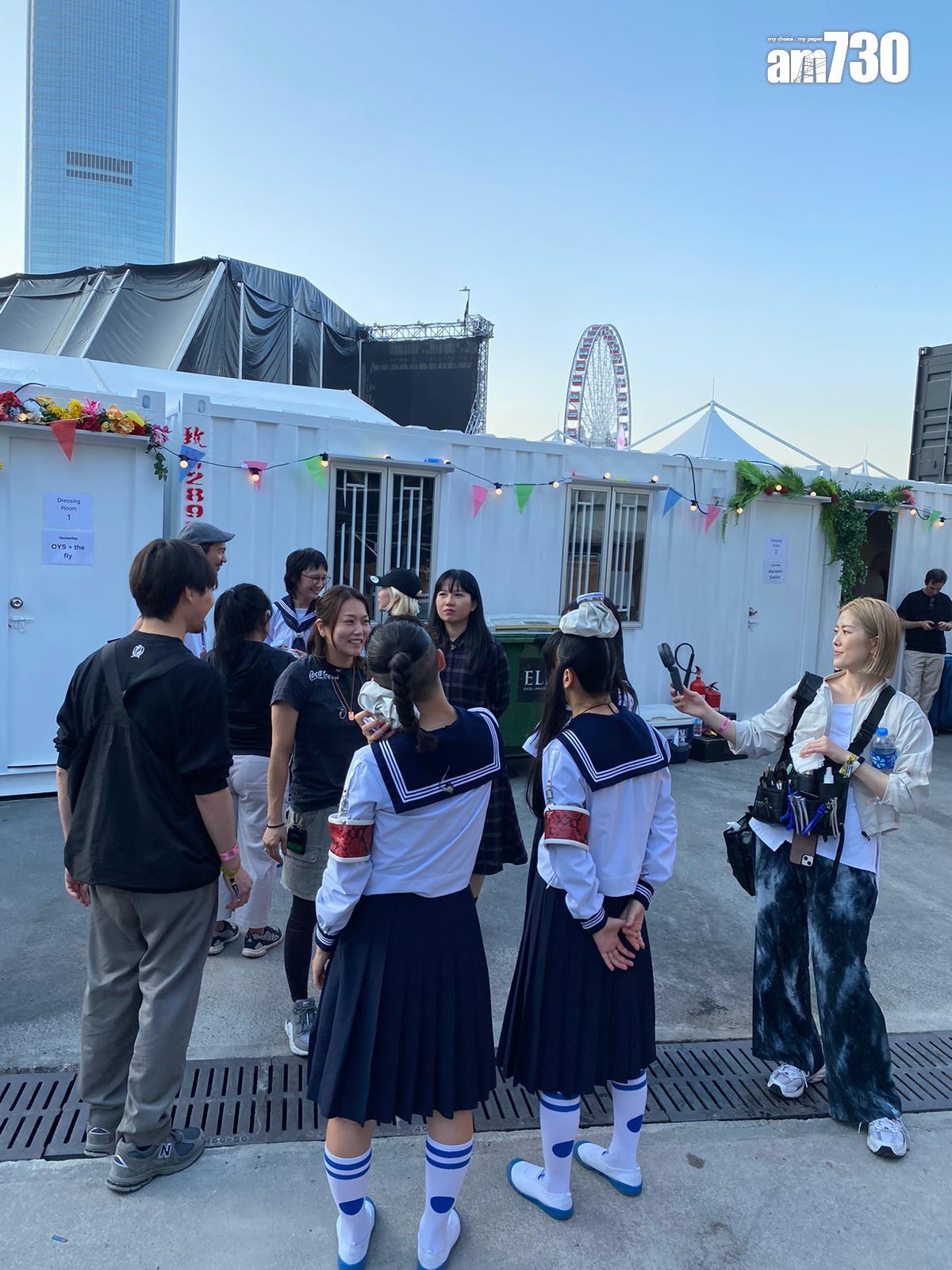 完騷後,四人立即敷冰降溫。