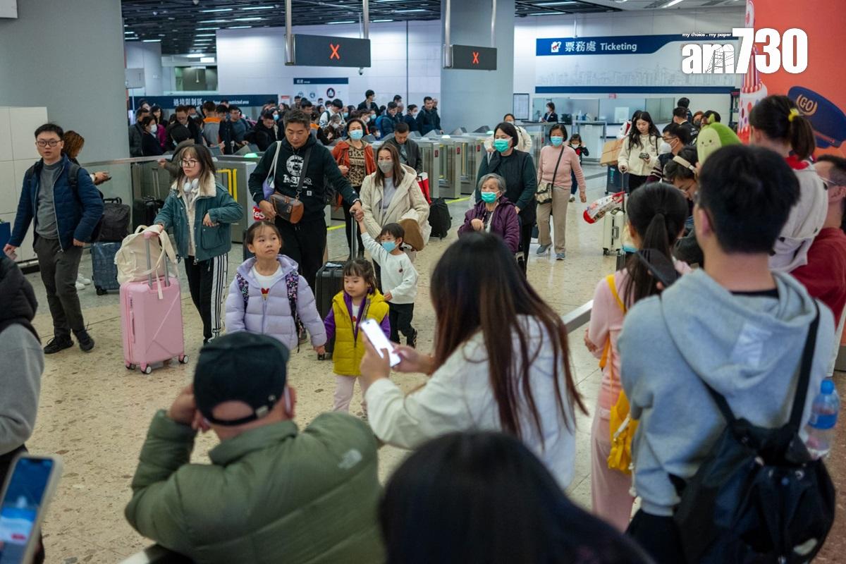在一連四日聖誕節長假期的最後一日,大批市民乘搭高鐵回港。(陳奕釗攝)