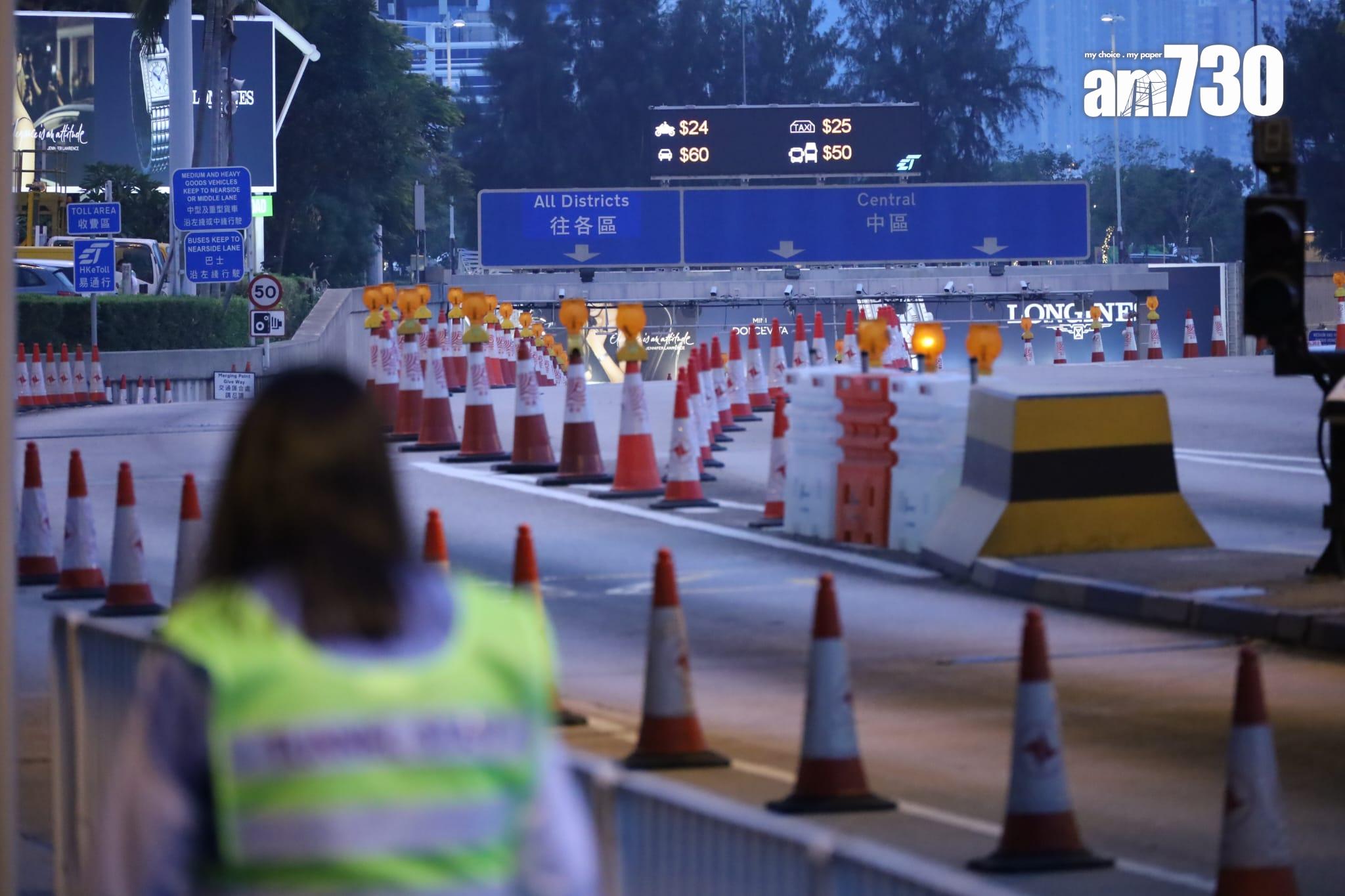 西隧的服務承辦商在今早10時至11時間,人為錯誤使用舊版收費表,導致當時通過西隧的車輛被收錯車費,共4,700架車次受影響。(鍾式明攝)