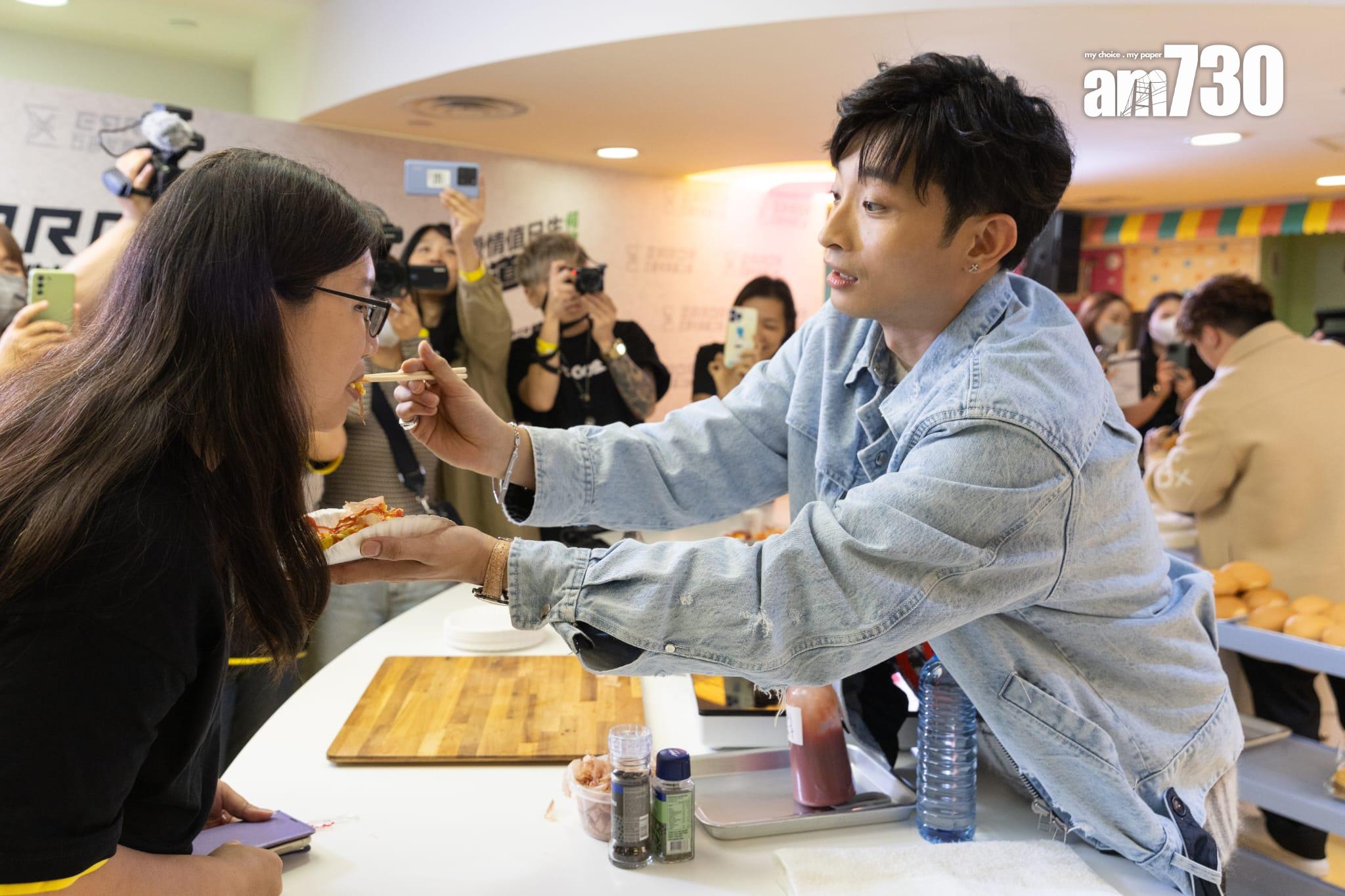 Dee哥餵fans食爆谷,非常寵粉。(蘇文傑攝)