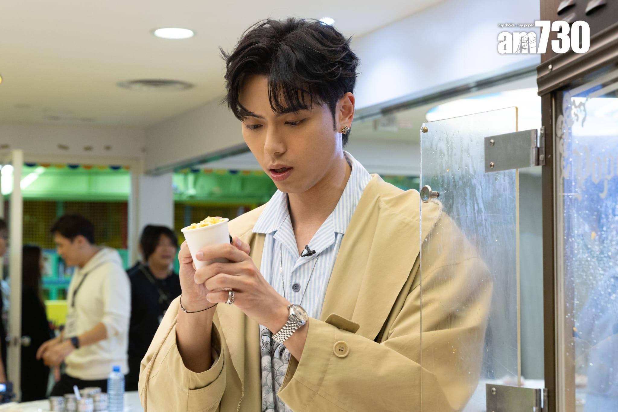 193為「老婆」在爆谷杯上簽名。(蘇文傑攝)