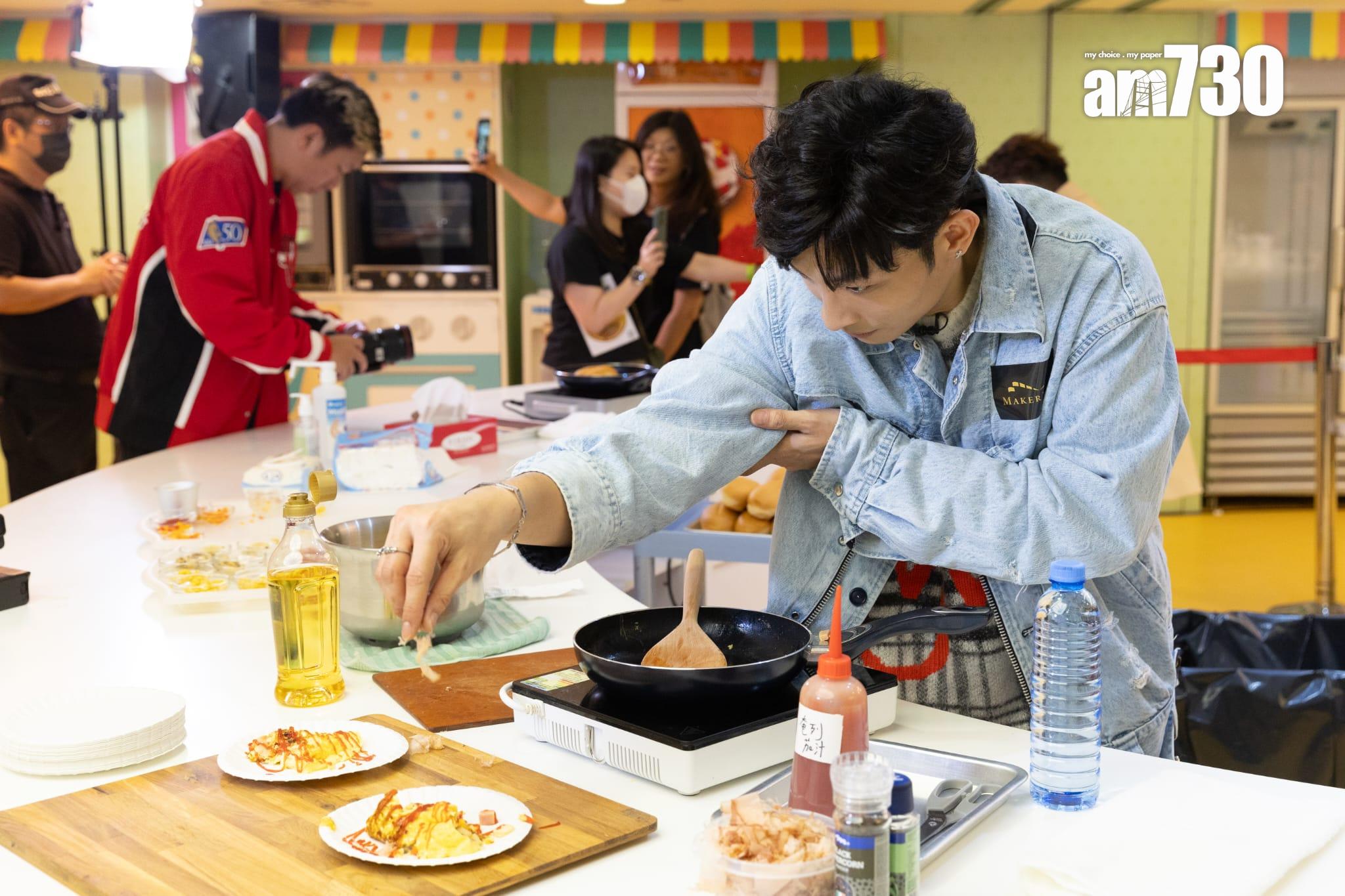 Dee哥即場為fans炒奄列,有板有眼。(蘇文傑攝)