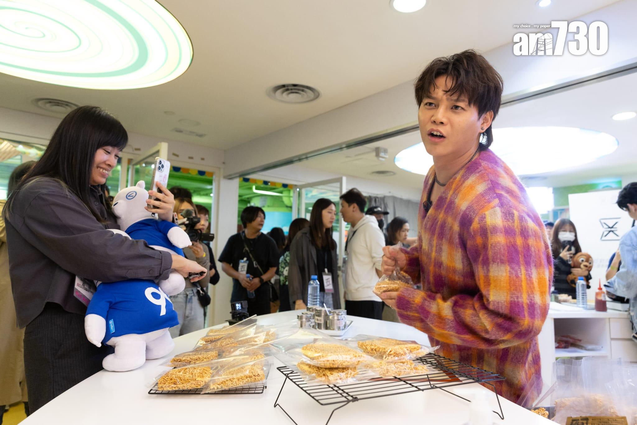 保錡為fans炮製秘撈媽咪麵。(蘇文傑攝)