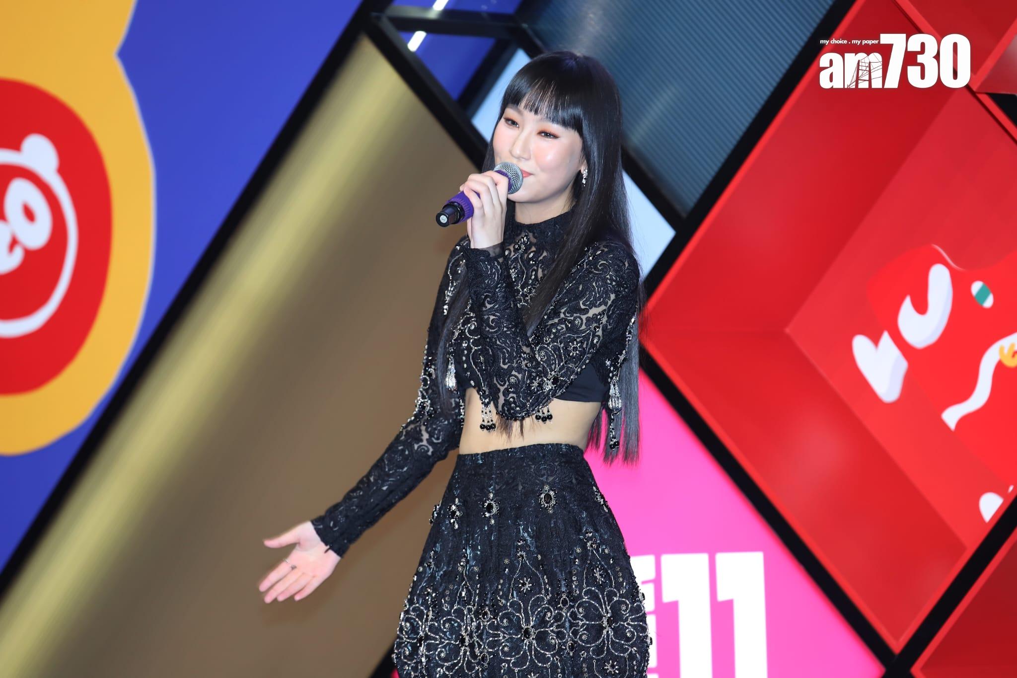 炎明熹與After Class合唱後,再獨唱《Crystal Clear》和《好想約你》兩首歌。(羅錦鴻攝)