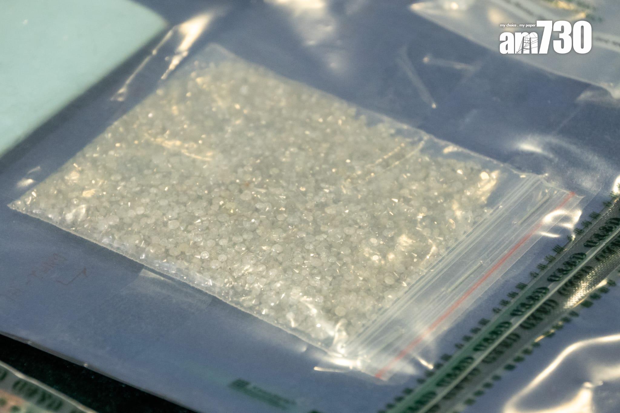 海關首偵破集團利用跨國鑽石貿易洗黑錢 虛報人造鑽石為天然鑽石 涉款5億(陳奕釗攝)