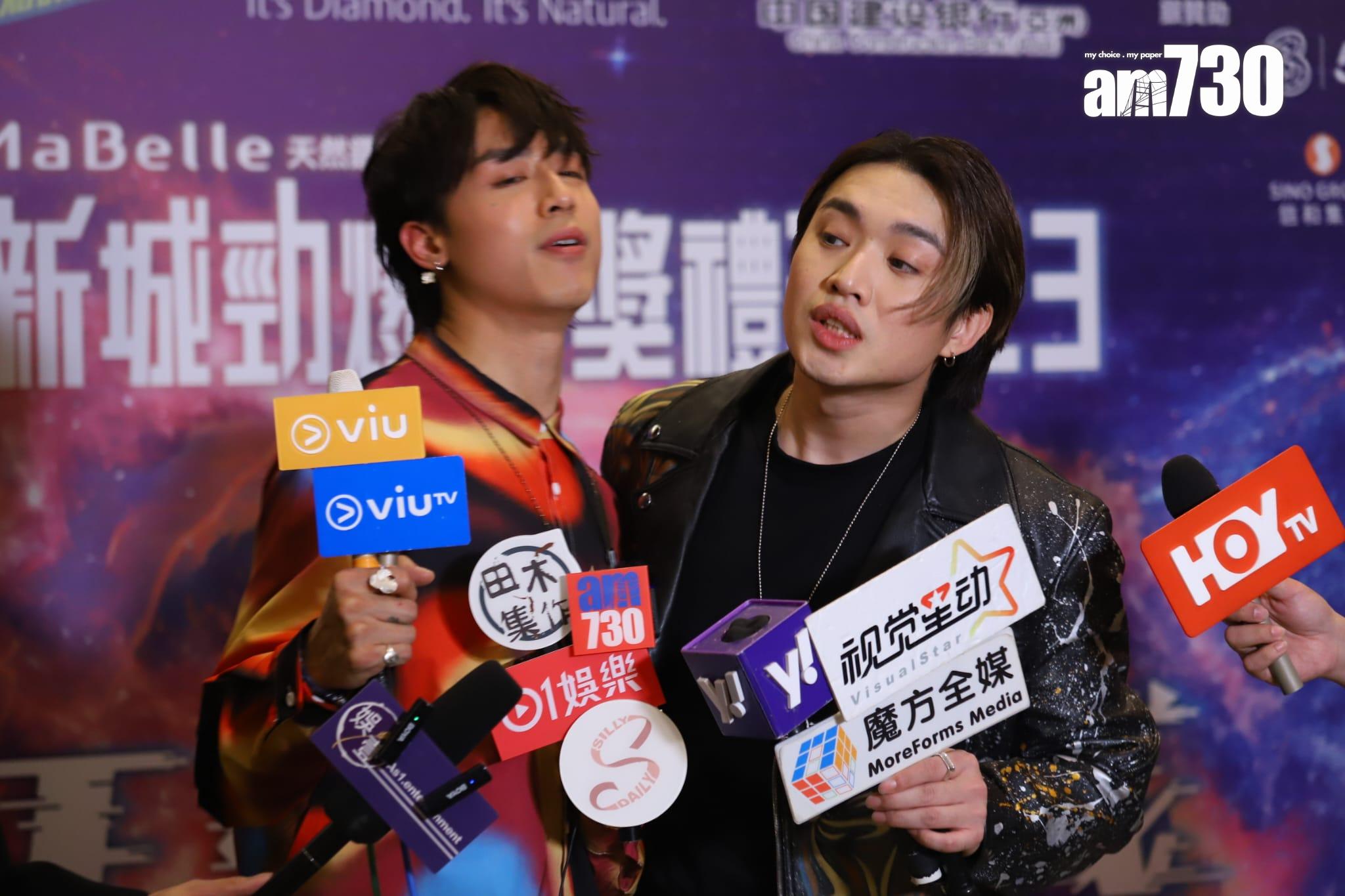 MIRROR成員AK江𤒹生、JER柳應廷摸仿姜濤如何用鬚根吉隊友,畫面爆笑。(羅錦鴻攝)