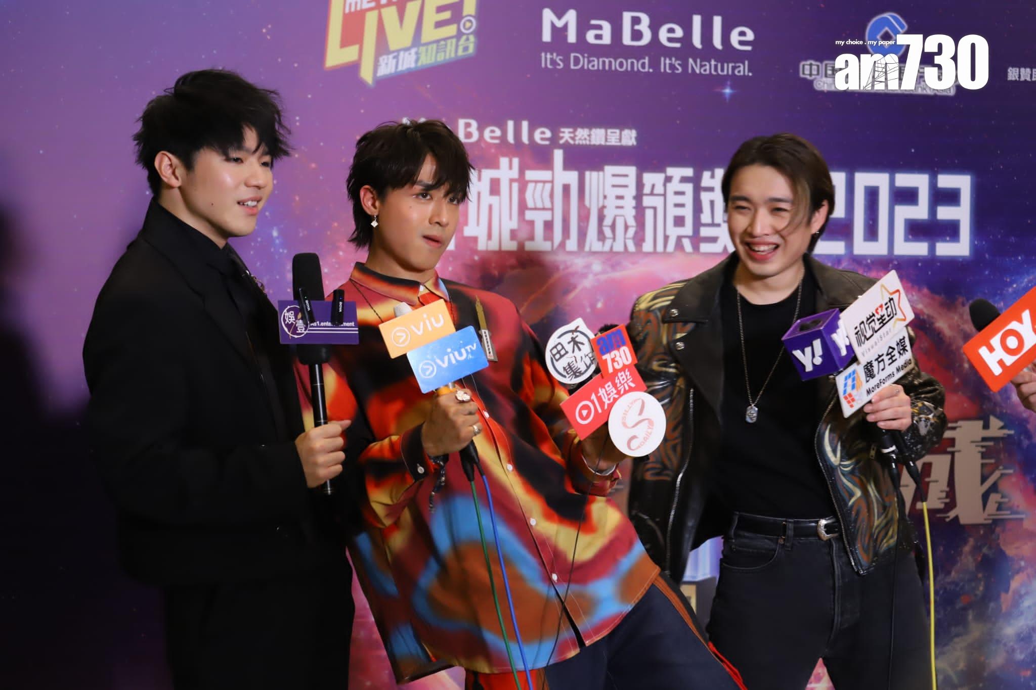 Ian陳卓賢表示不喜歡太多身體接觸,AK江𤒹生即抵死地即場示範,JER柳應廷笑到八字眉。(羅錦鴻攝)