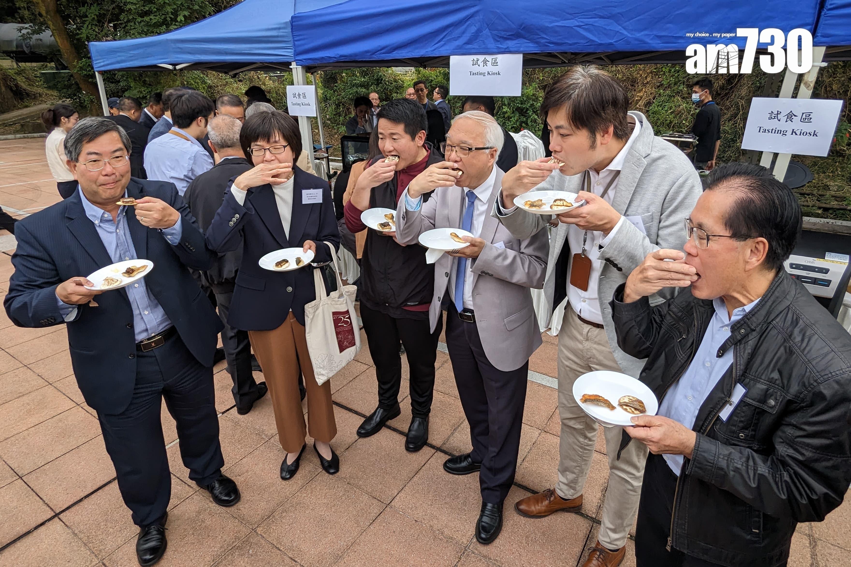 官員在場試食本地農產品(羅庸軒攝)