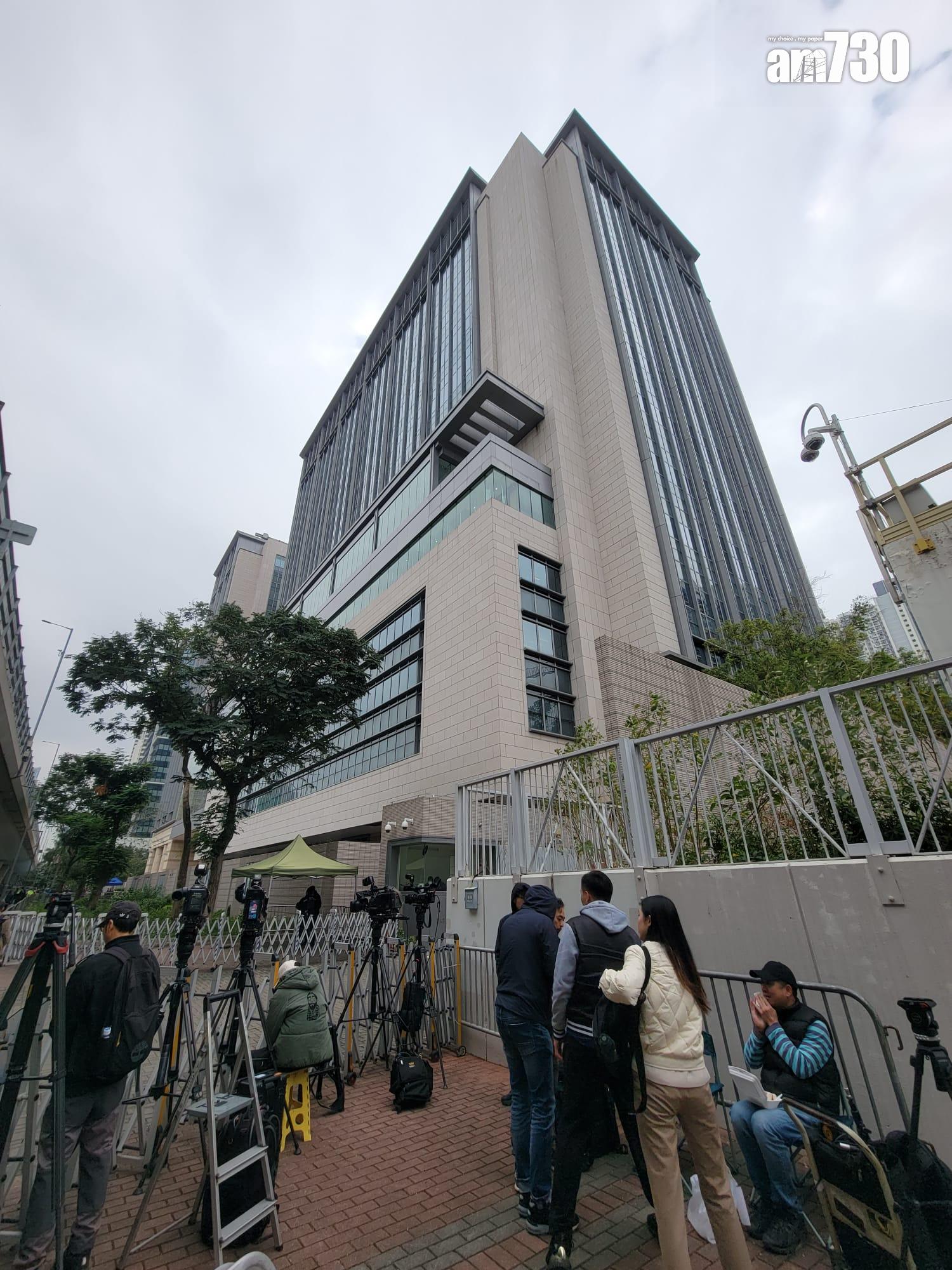 大批記者在法庭外採訪。(鍾式明攝)