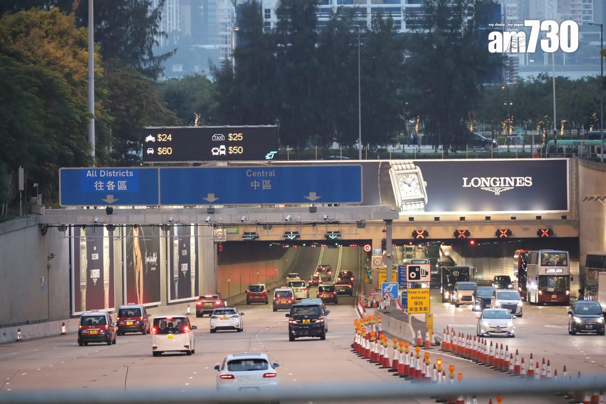 西隧的服務承辦商在今早10時至11時間,人為錯誤使用舊版收費表,導致當時通過西隧的車輛被收錯車費,共4,700架車次受影響。(鍾式明攝)