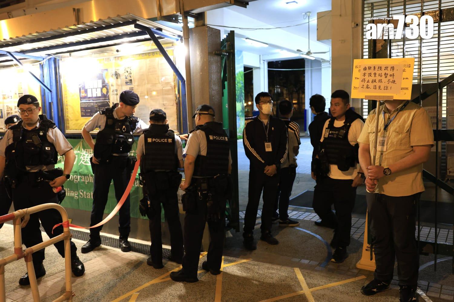 多個票站電子選民登記系統故障。(林俊源攝)