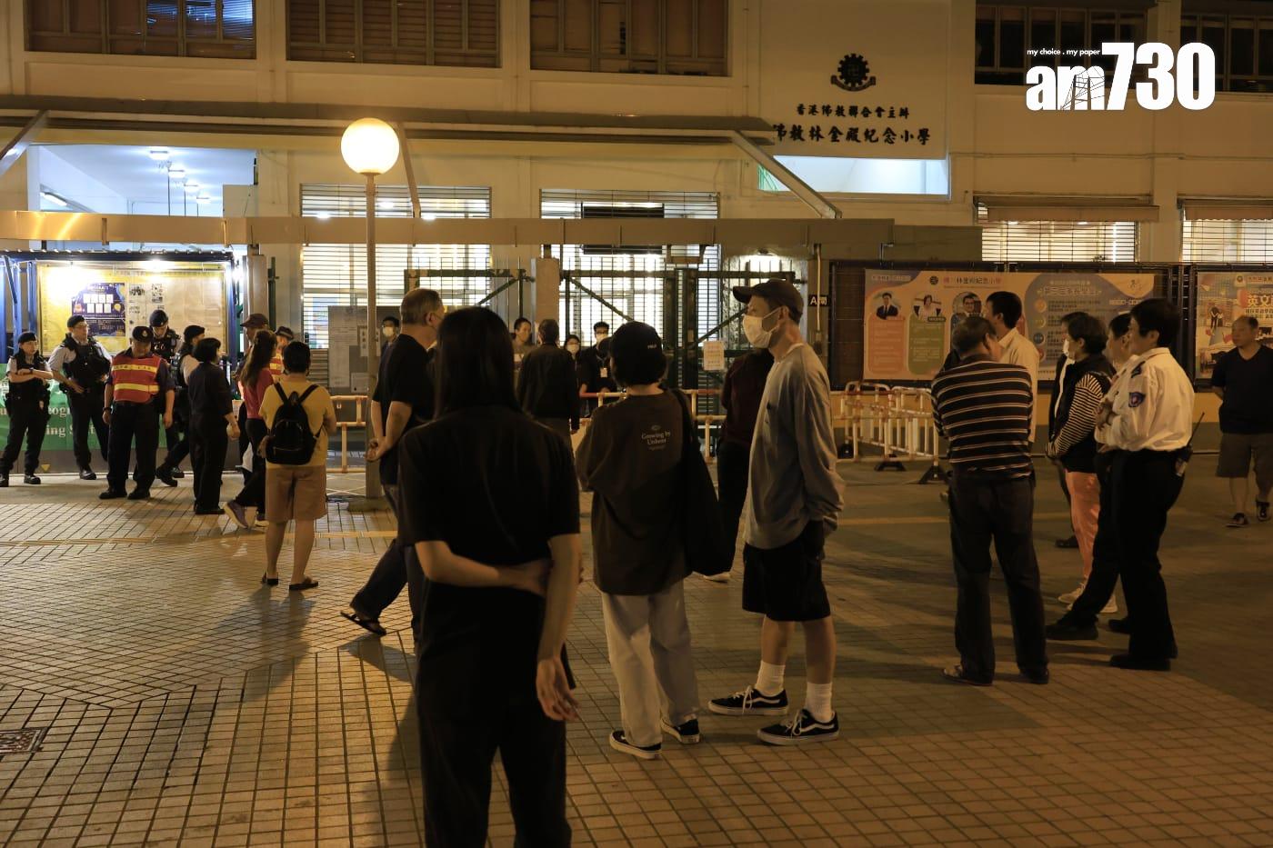 多個票站電子選民登記系統故障。(林俊源攝)