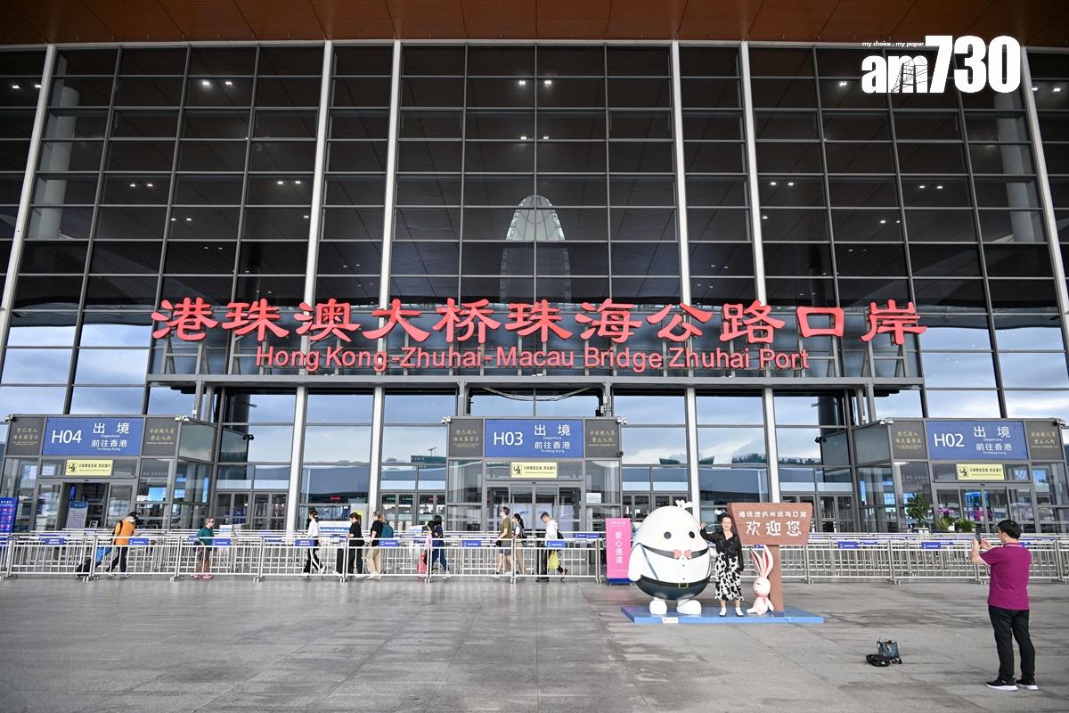 「經珠港飛」政策容許珠海旅客在大橋珠海口岸辦理登機證,其後乘接駁巴士經港珠澳大橋直達香港機場禁區。(中通社)