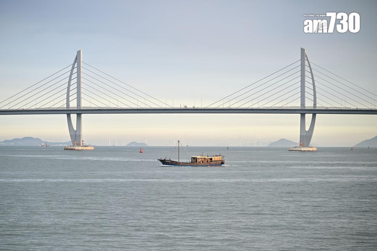 「經珠港飛」政策容許珠海旅客在大橋珠海口岸辦理登機證,其後乘接駁巴士經港珠澳大橋直達香港機場禁區。(中通社)
