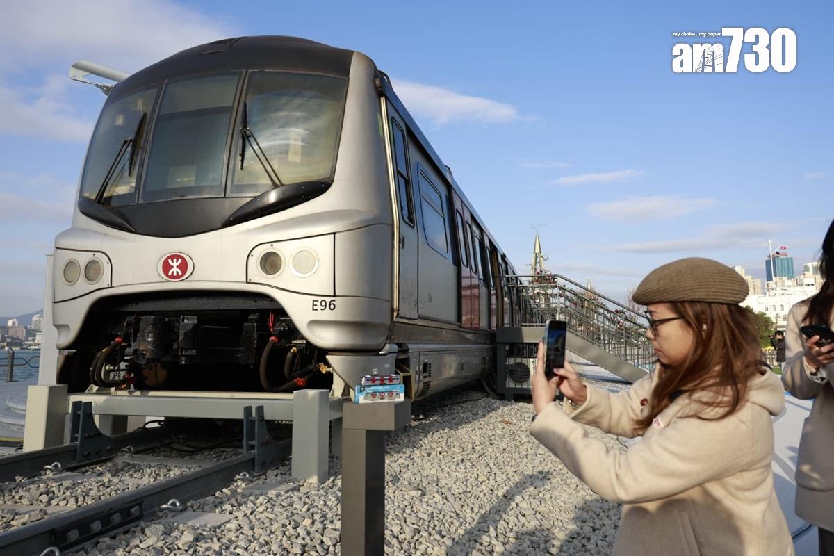 東鐵綫「烏蠅頭」列車已經過海去灣仔「海濱站」。(林俊源攝)