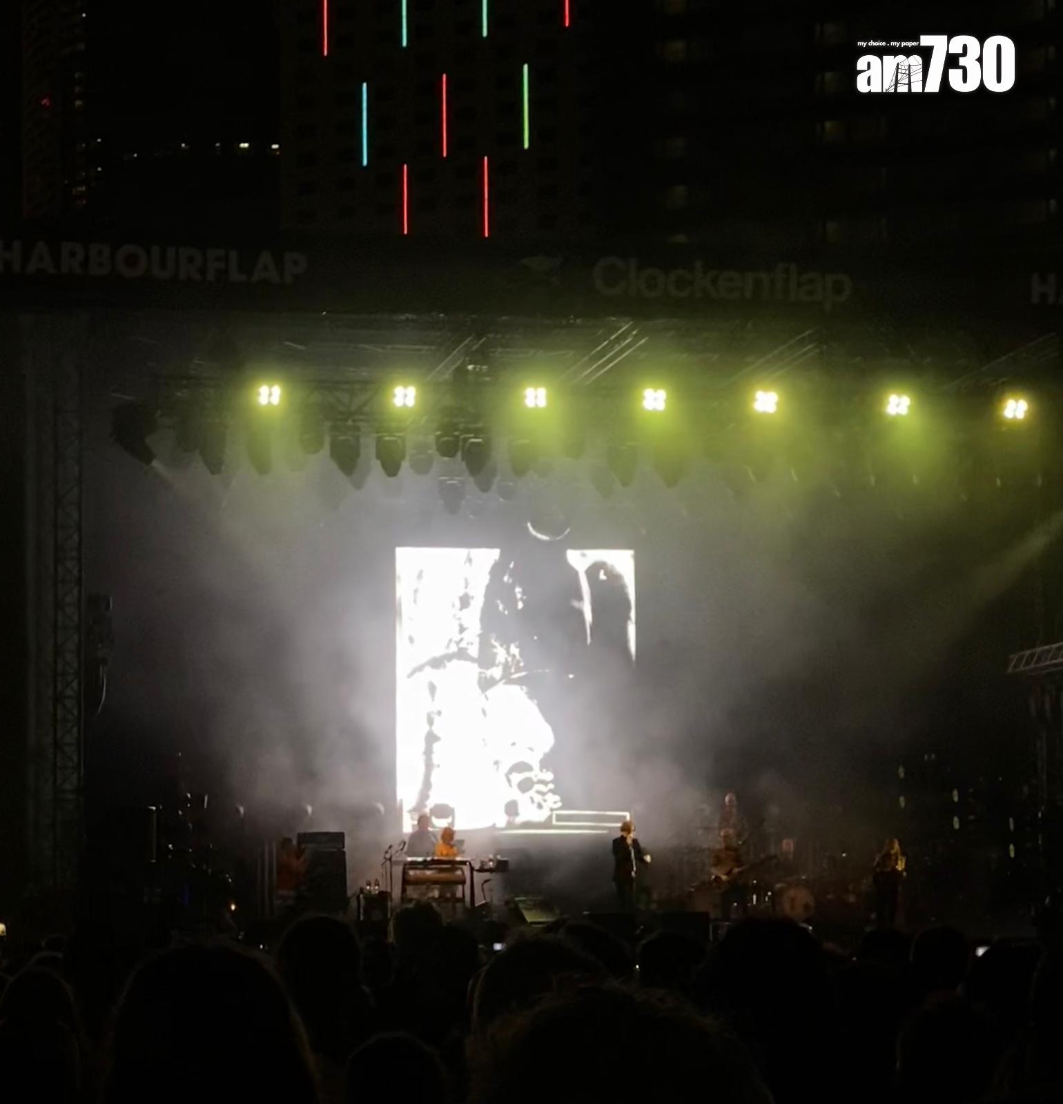 Pulp主音Jarvis Cocker帶傷演出《Clockenflap音樂節》。